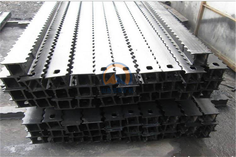 礦用鉸接頂梁生銹對(duì)構(gòu)件破壞不僅表現(xiàn)為對(duì)構(gòu)件有效截面的減薄上，還表現(xiàn)為構(gòu)件表面產(chǎn)生的“銹坑”