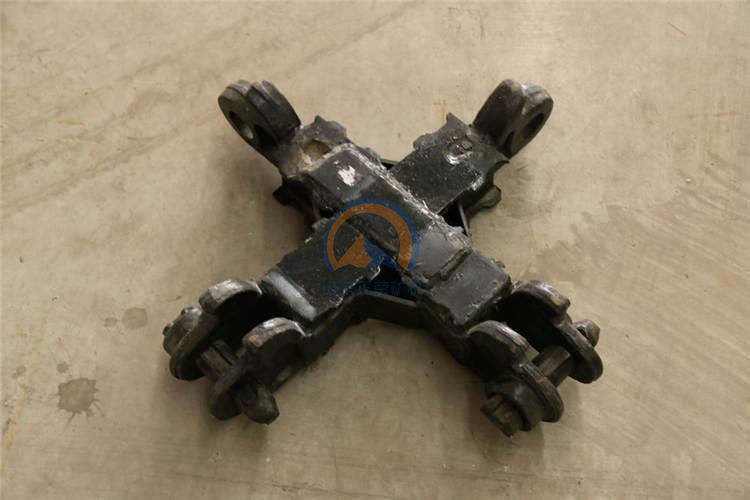 十字金屬頂梁生銹對(duì)構(gòu)件破壞不僅表現(xiàn)為對(duì)構(gòu)件有效截面的減薄上，還表現(xiàn)為構(gòu)件表面產(chǎn)生的“銹坑”